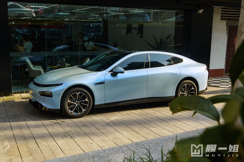 小鹏P7改色幻影月石灰