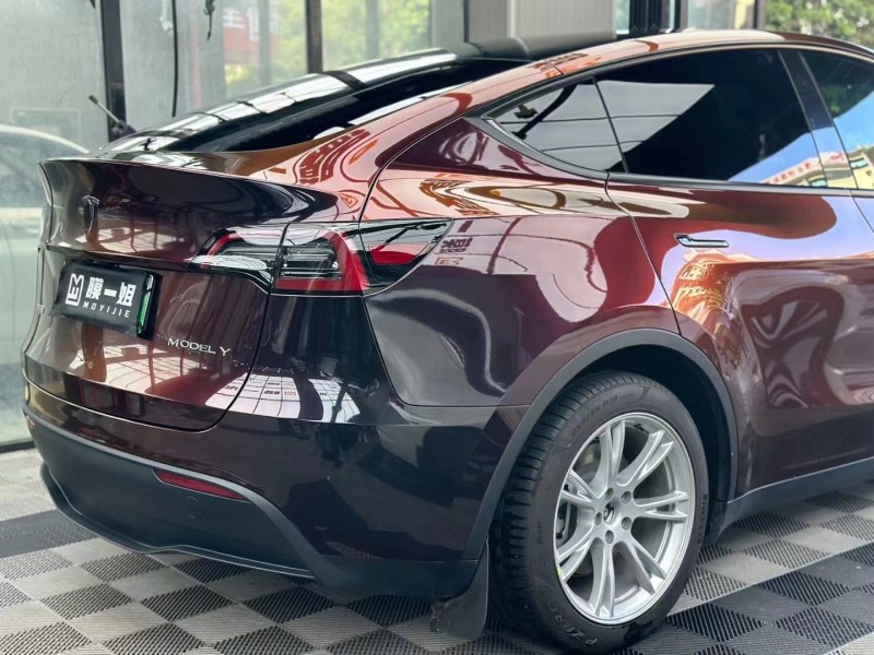 特斯拉Y改色黑魅红