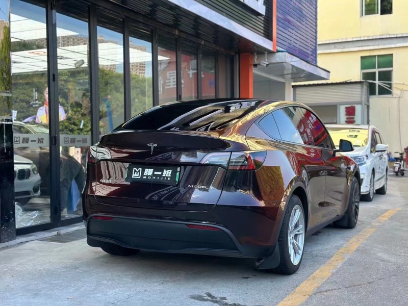 特斯拉Y改色黑魅红