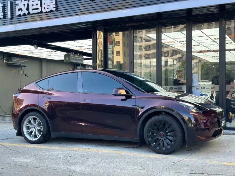 特斯拉Y改色黑魅红