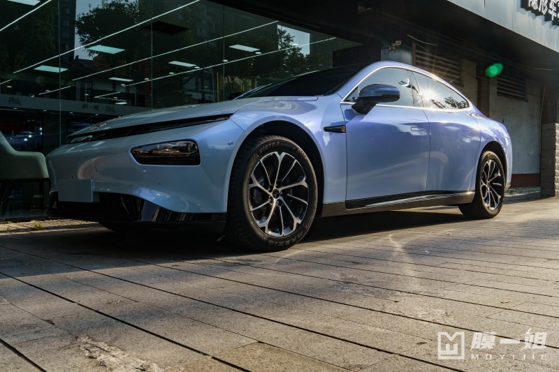 小鹏P7改色幻影月石灰