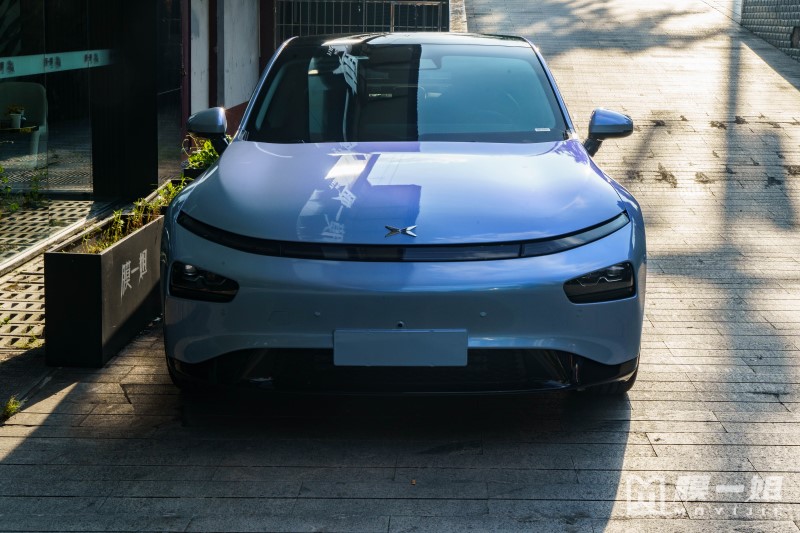 小鹏P7改色幻影月石灰