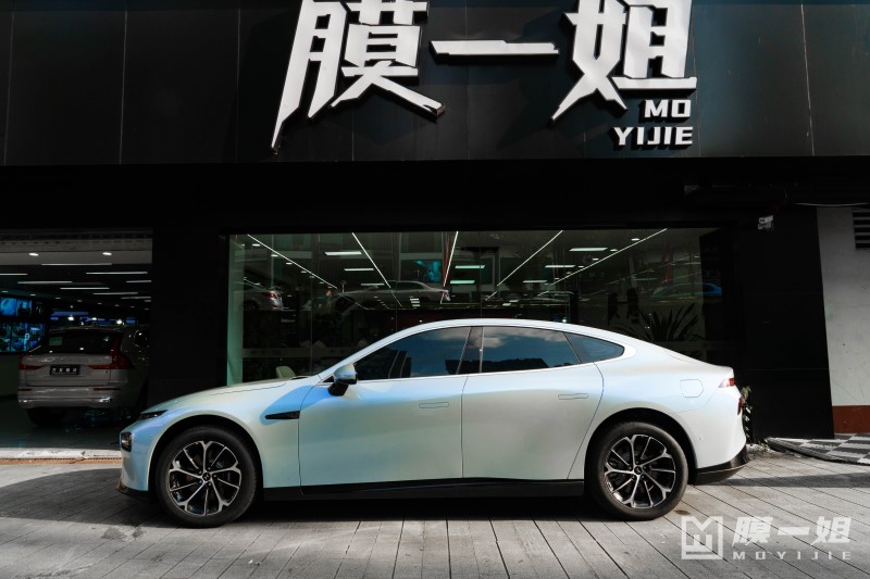 小鹏P7改色幻影月石灰