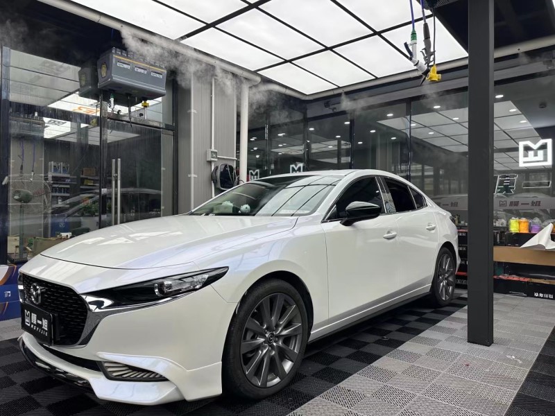 马自达M3改色珍珠白变蓝