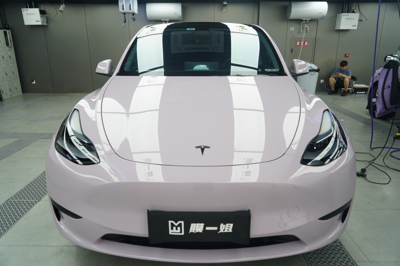 特斯拉MODEL-Y改色樱花粉