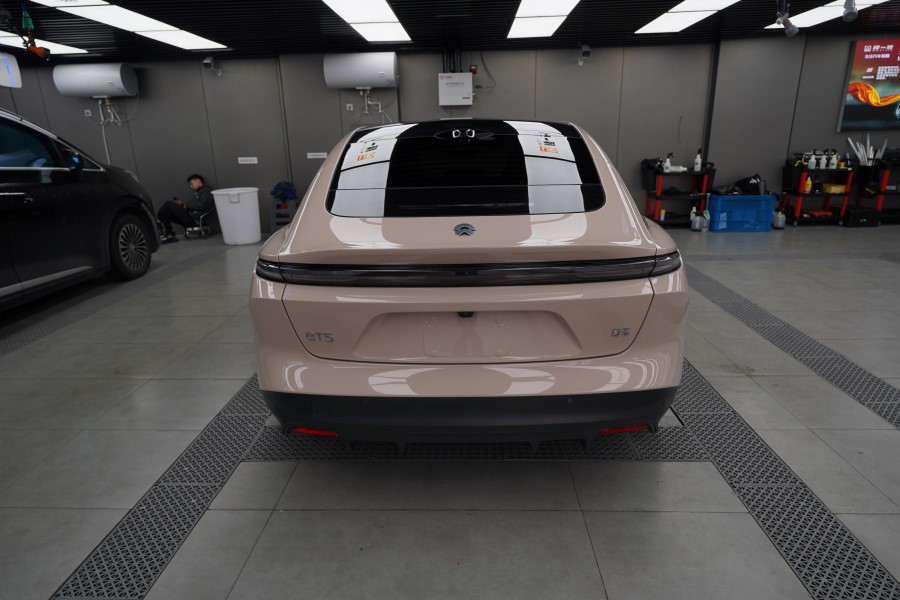 蔚来ET5改色镜空粉