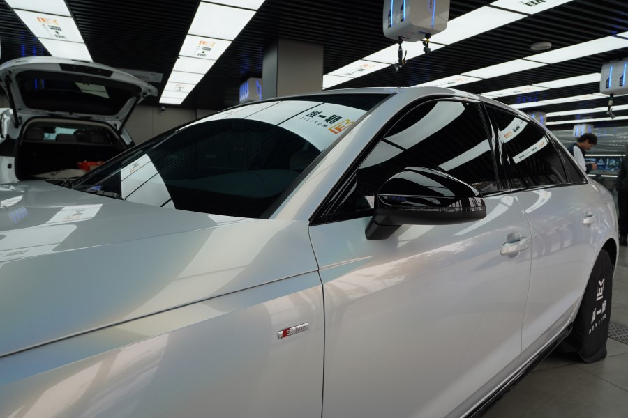 奥迪A4L改色七彩镭射白