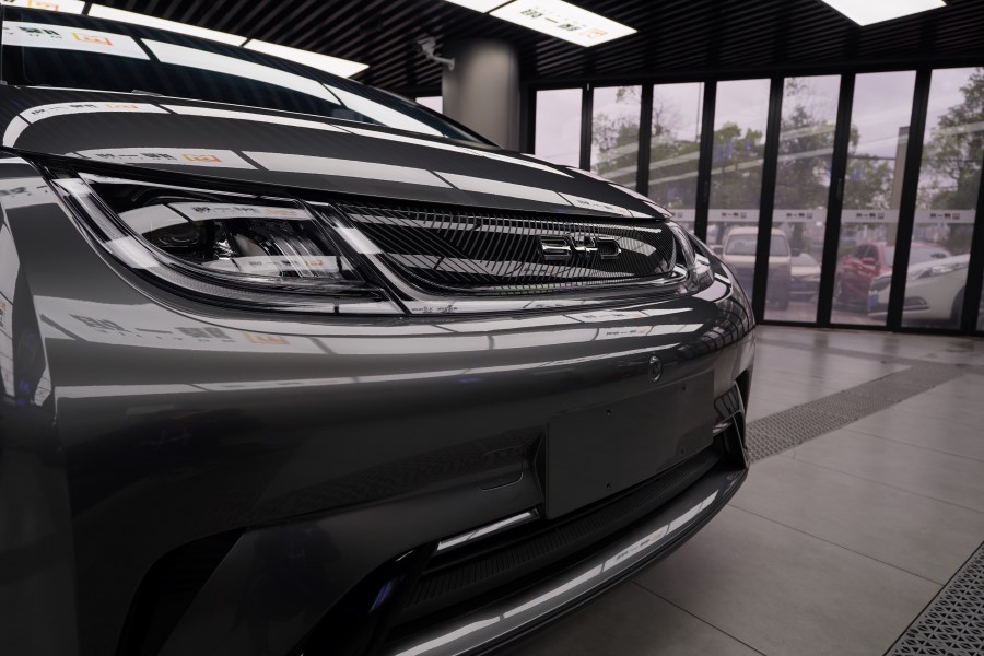 比亚迪EV改色液态金属抢灰