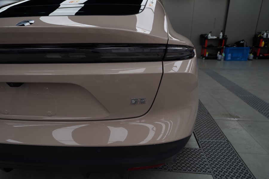 蔚来ET5改色镜空粉