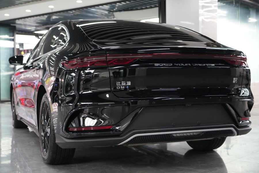 比亚迪汉装贴隐形车衣