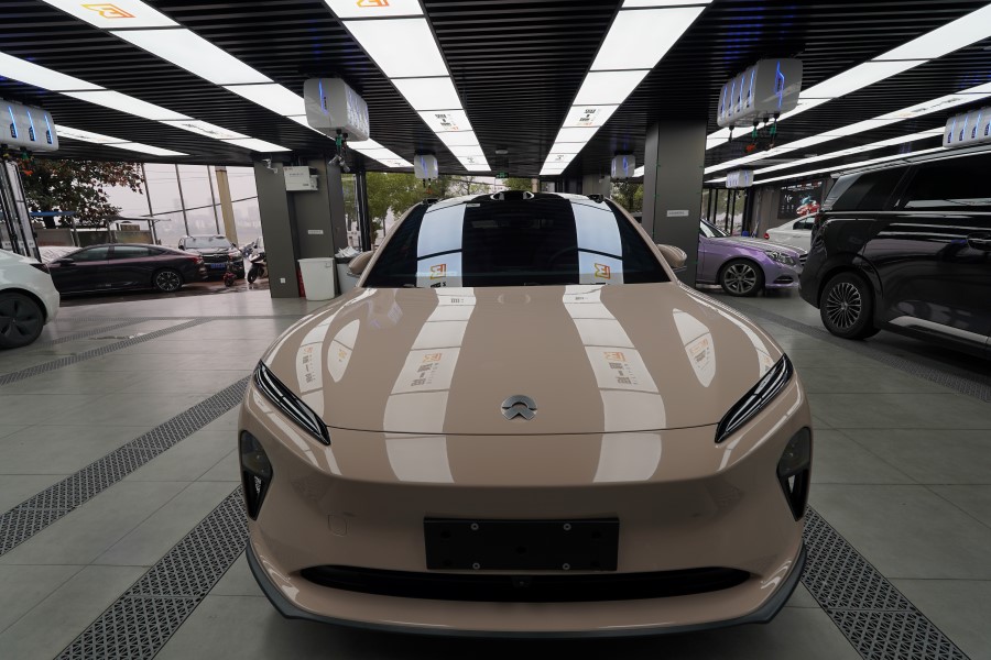 蔚来ET5改色镜空粉