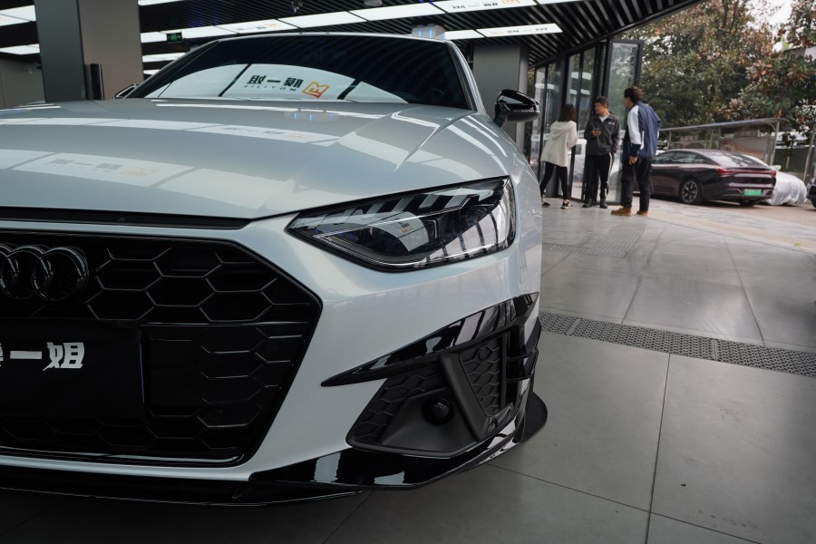 奥迪A4L改色七彩镭射白