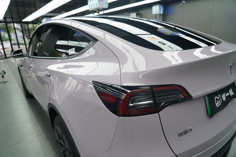 特斯拉MODEL-Y改色樱花粉