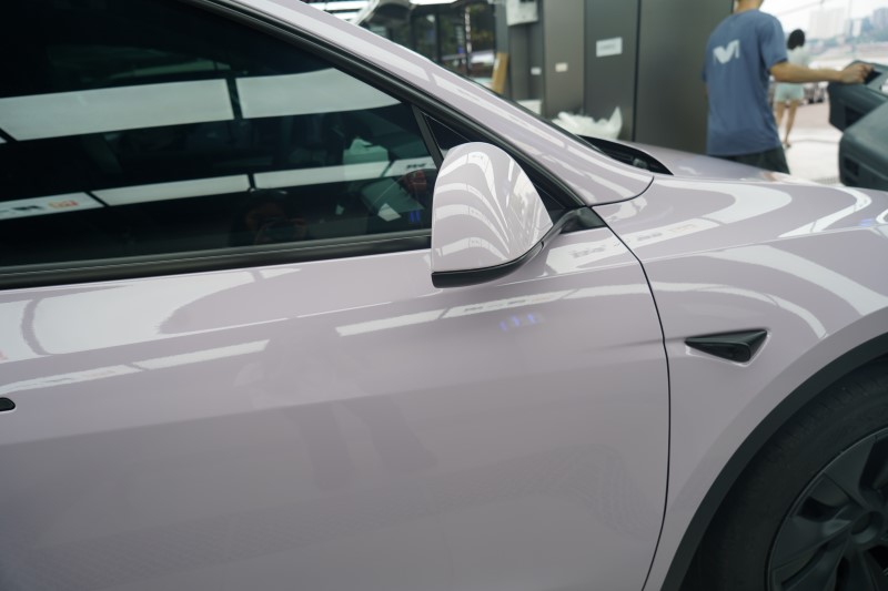 特斯拉MODEL-Y改色樱花粉