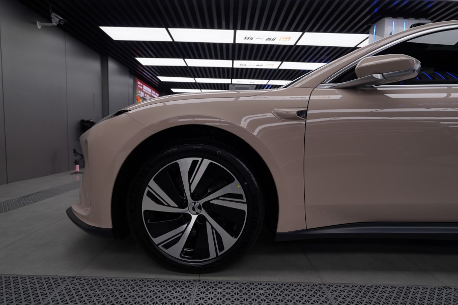 蔚来ET5改色镜空粉