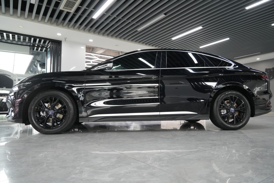 比亚迪汉装贴隐形车衣