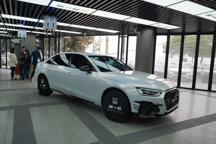 奥迪A4L改色七彩镭射白