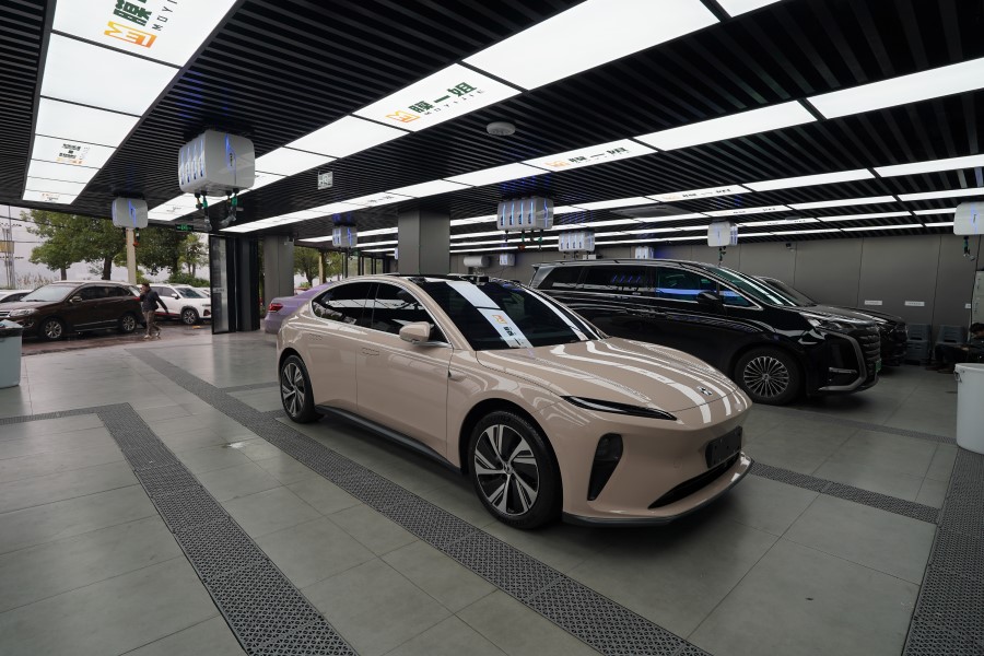 蔚来ET5改色镜空粉