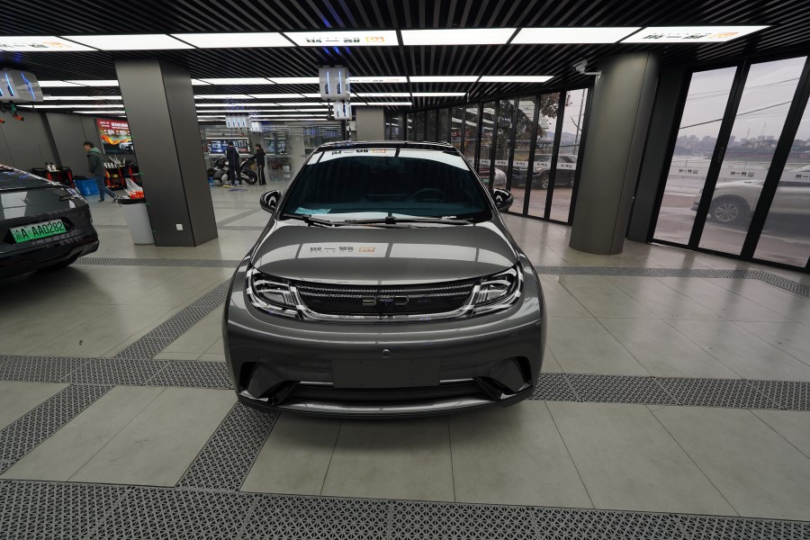 比亚迪EV改色液态金属抢灰