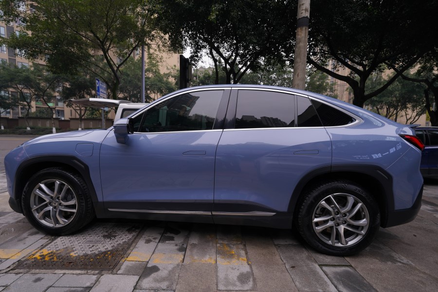 蔚来ec6改色流光蓝