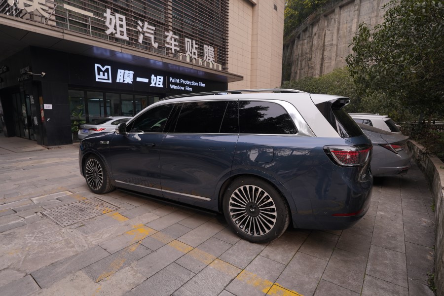 问界M9装贴车衣+改装升级踏板、氛围灯