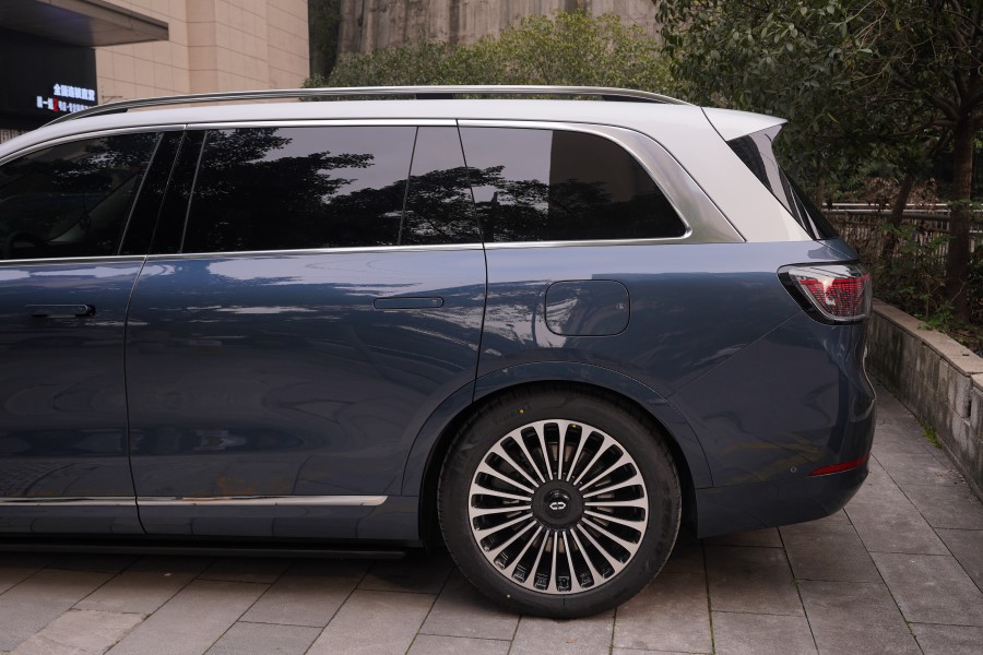 问界M9装贴车衣+改装升级踏板、氛围灯