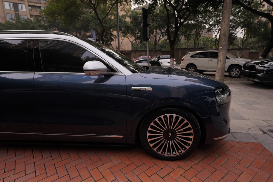 问界M9装贴车衣+改装升级踏板、氛围灯