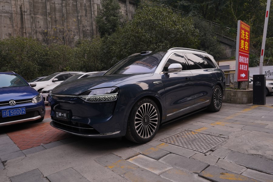 问界M9装贴车衣+改装升级踏板、氛围灯