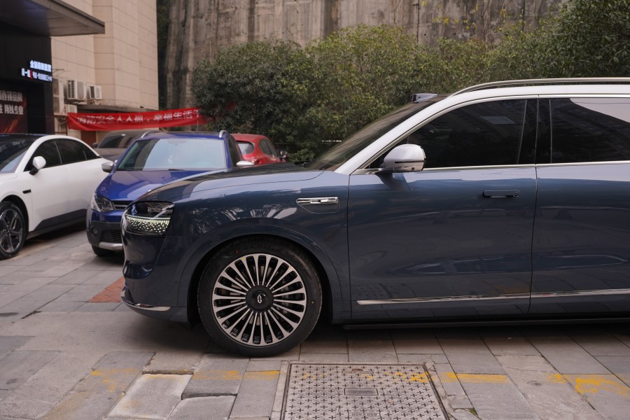 问界M9装贴车衣+改装升级踏板、氛围灯