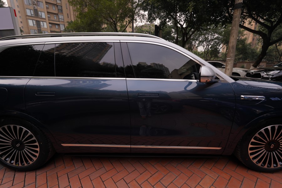 问界M9装贴车衣+改装升级踏板、氛围灯