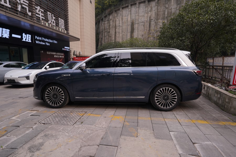 问界M9装贴车衣+改装升级踏板、氛围灯