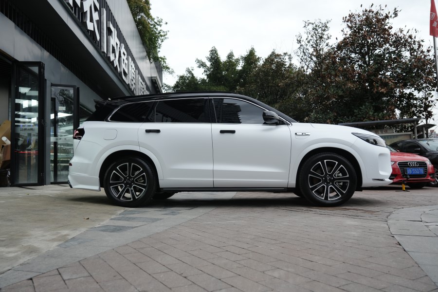 问界m7改色陶瓷白