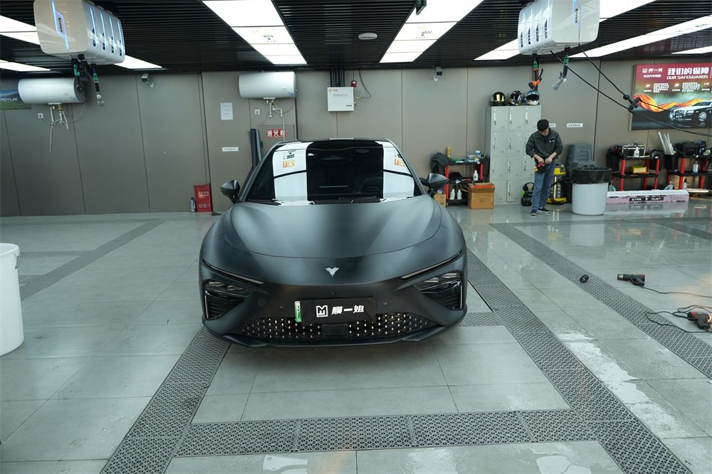 哪吒汽车改色磨砂黑