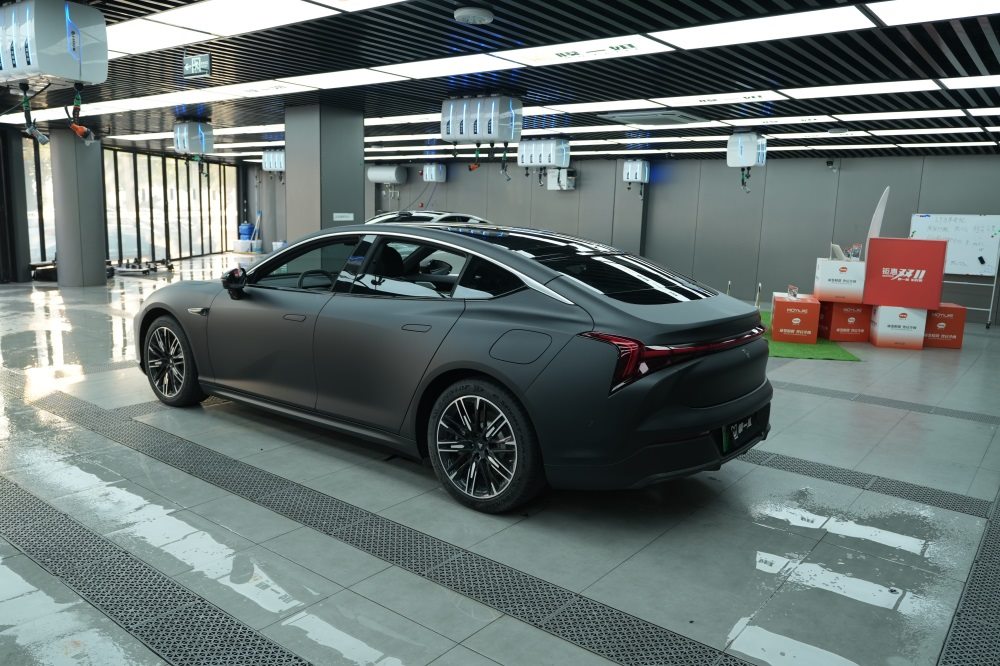 哪吒汽车改色磨砂黑