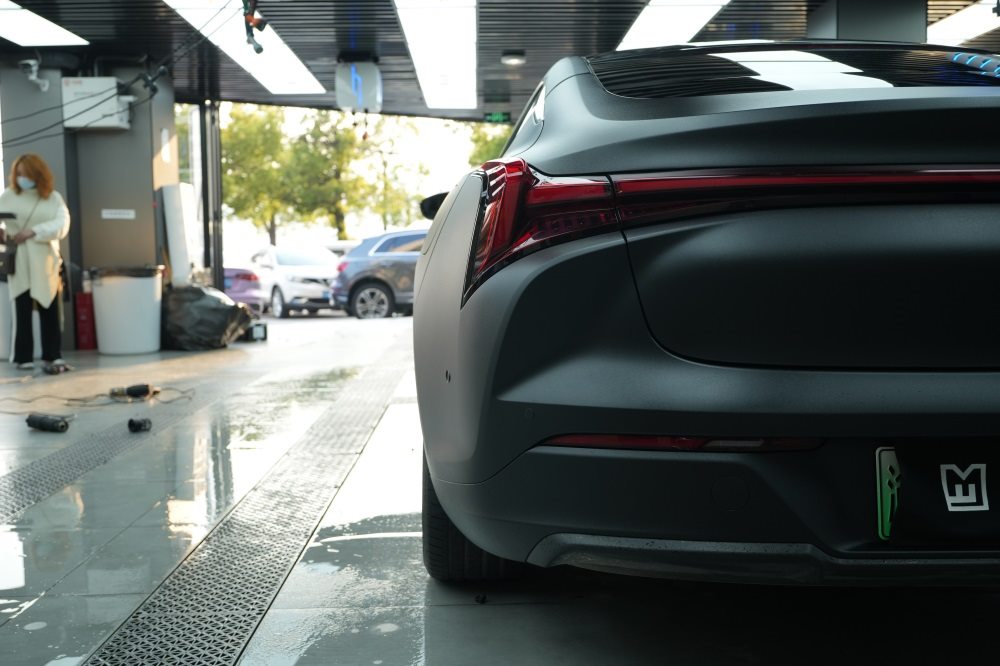 哪吒汽车改色磨砂黑