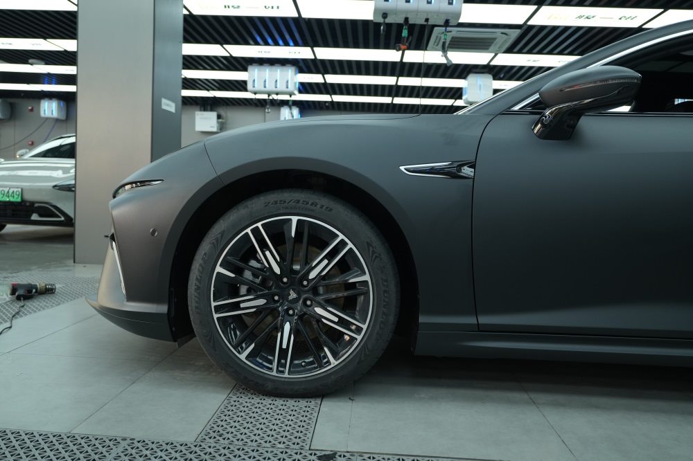 哪吒汽车改色磨砂黑