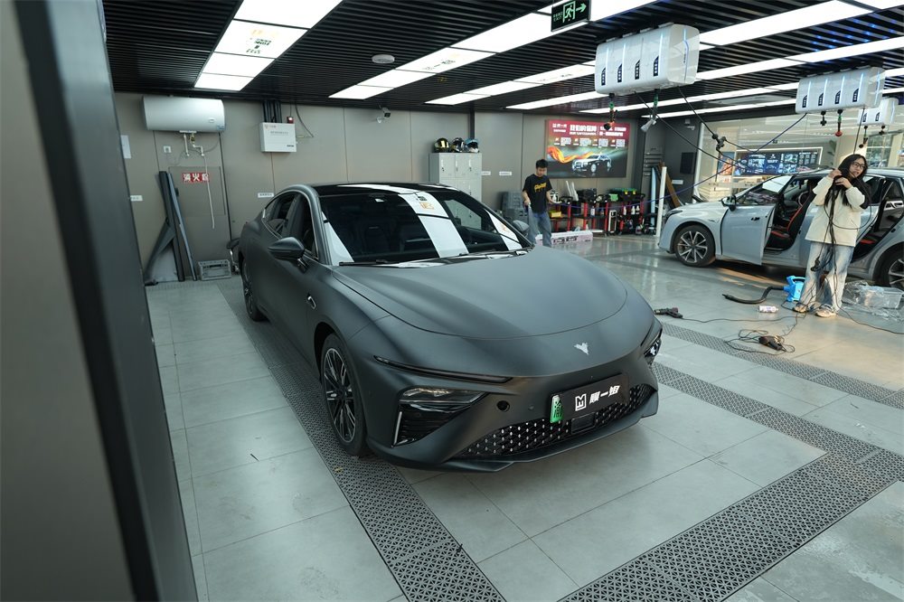 哪吒汽车改色磨砂黑