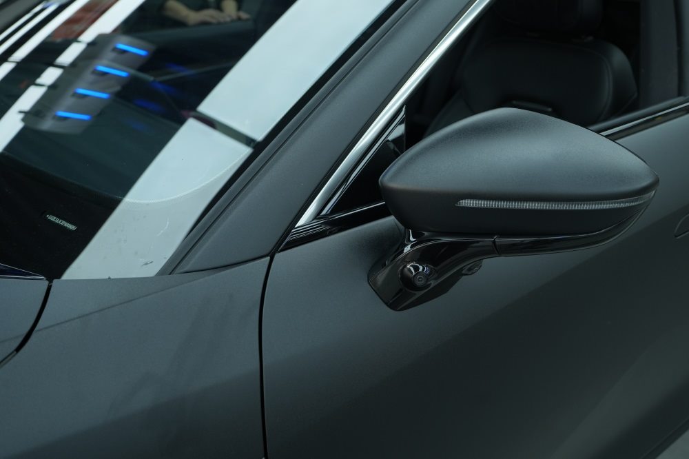 哪吒汽车改色磨砂黑