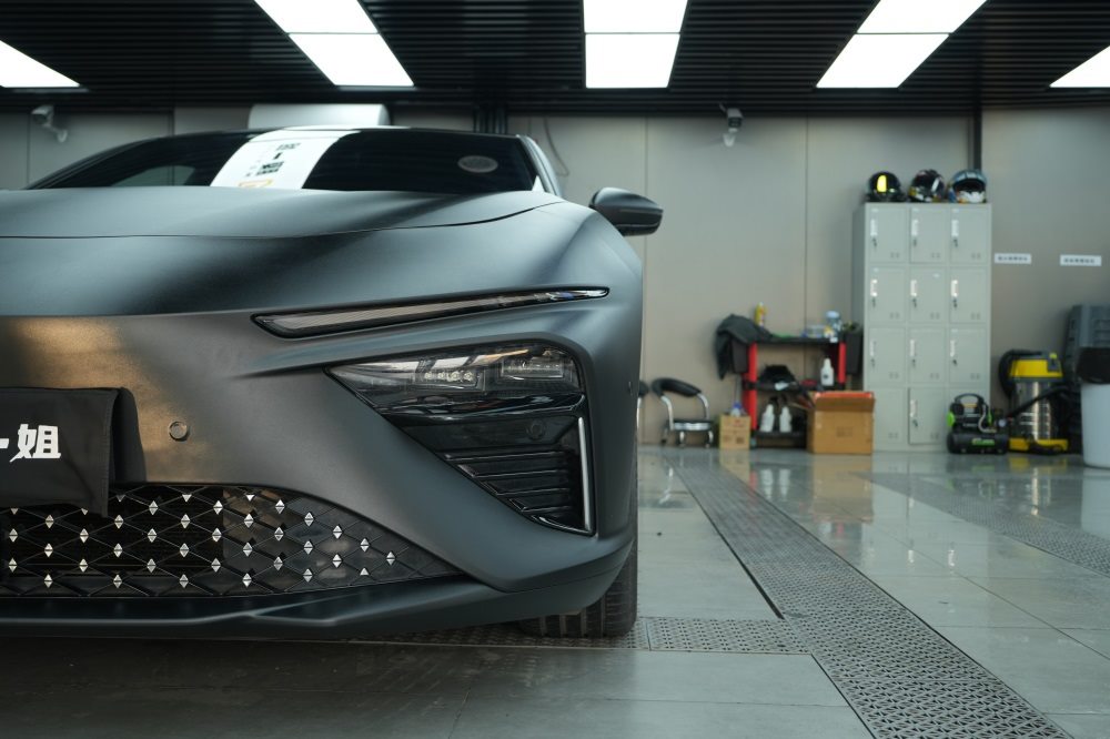 哪吒汽车改色磨砂黑