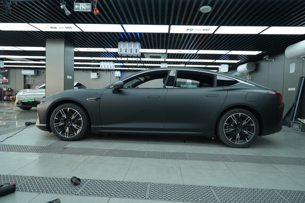 哪吒汽车改色磨砂黑