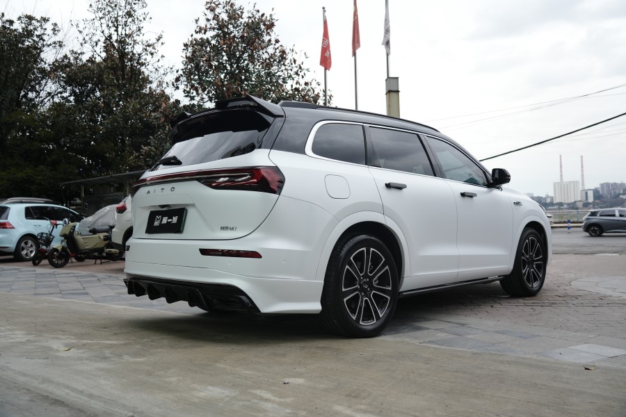 问界m7改色陶瓷白