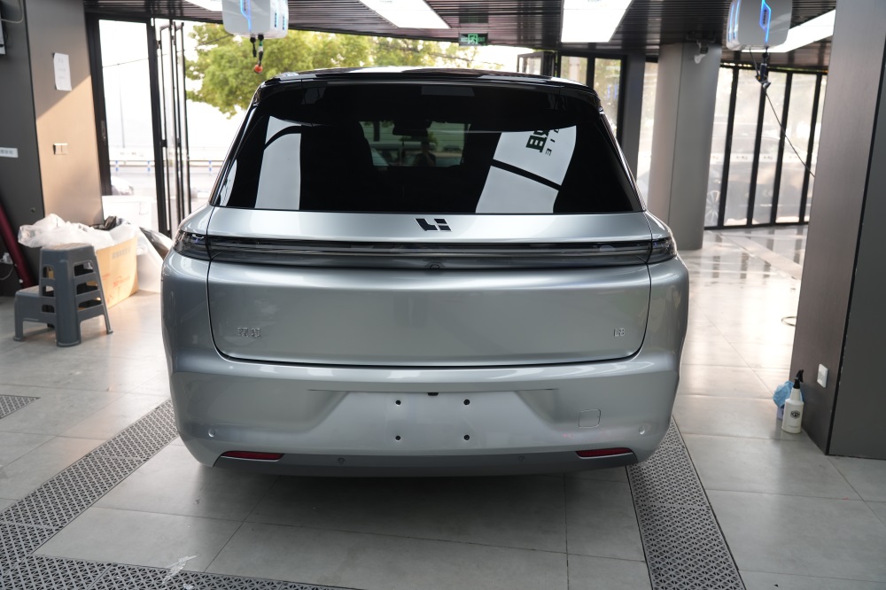 理想L8改色GT银，TPU改色膜让你爱车展现独特魅力！