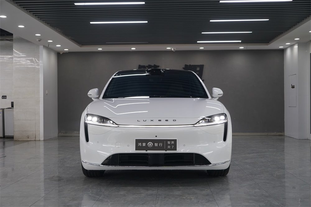 智界R7贴装TPU隐形车衣，硬核防护与未来感的完美碰撞！