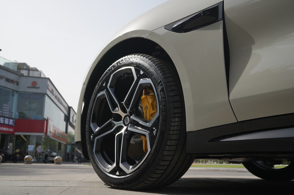 小米SU7贴装TPU隐形车衣，拒绝剐蹭焦虑！