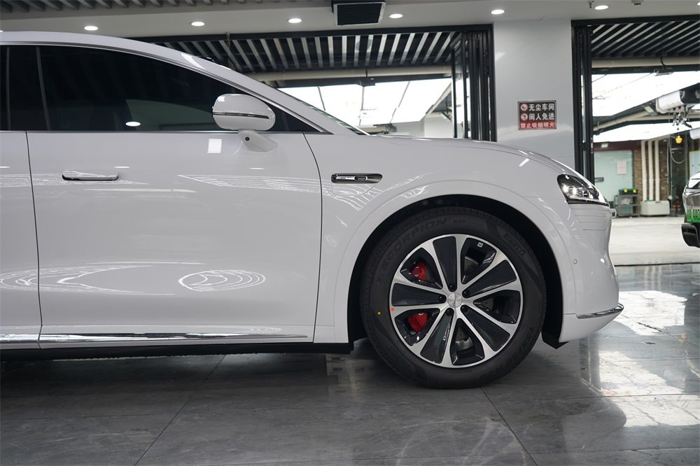 智界R7贴装TPU隐形车衣，硬核防护与未来感的完美碰撞！