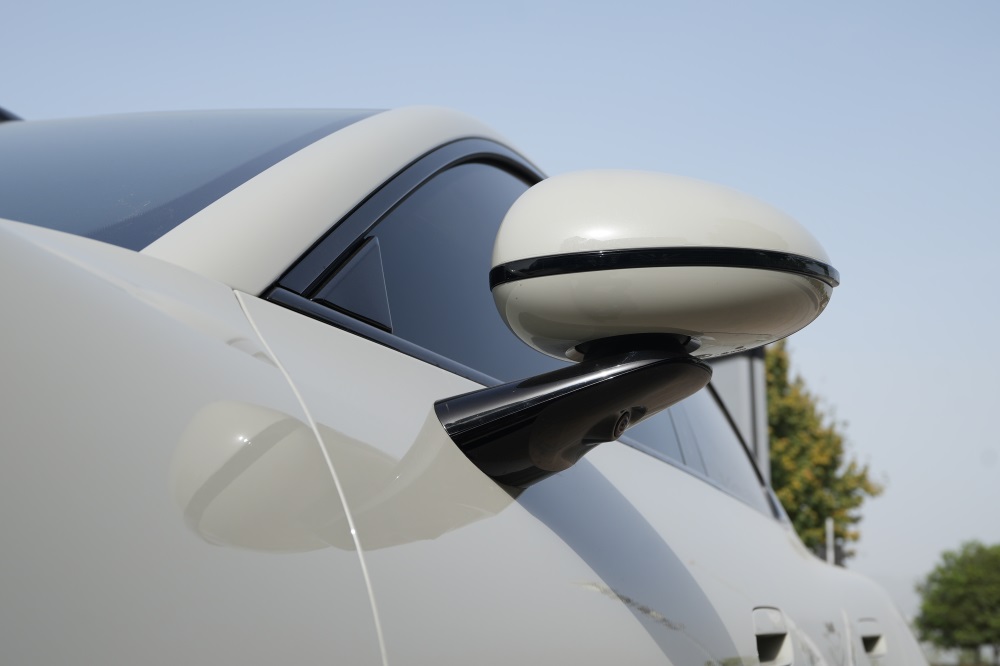 小米SU7贴装TPU隐形车衣，拒绝剐蹭焦虑！