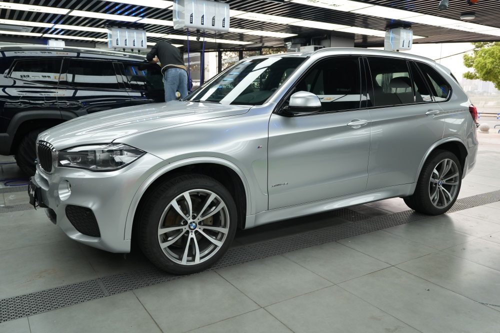 宝马X5改色超亮金属银，TPU改色膜打造液态金属光泽质感！