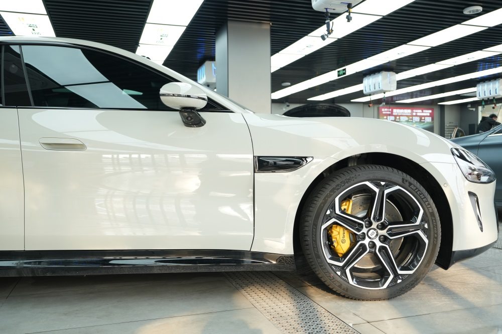 小米SU7隐形车衣贴装，新能源车主的最佳选择！