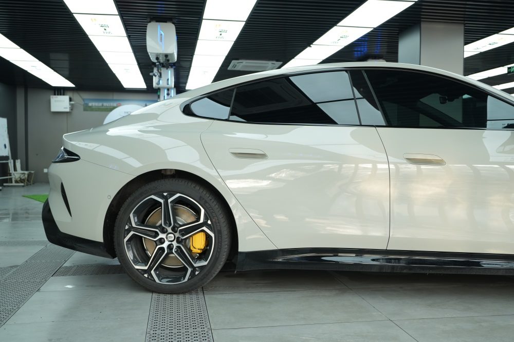 小米SU7隐形车衣贴装，新能源车主的最佳选择！