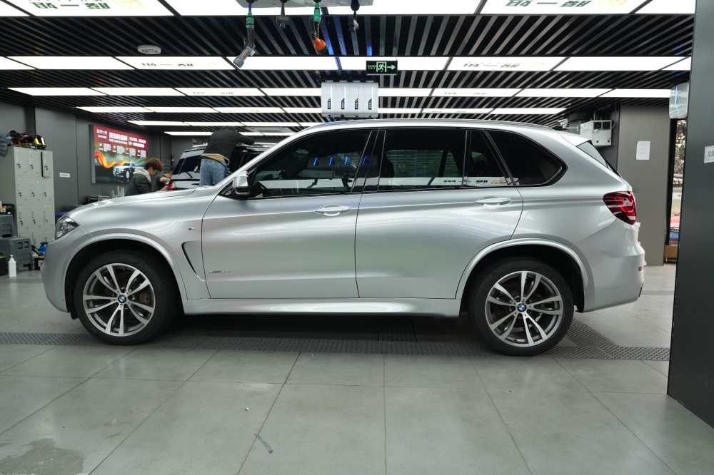 宝马X5改色超亮金属银，TPU改色膜打造液态金属光泽质感！